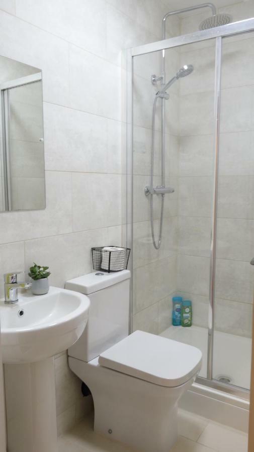 Apartmán Luxury 2 Bed 2 Bath - Free Parking - 5Min To Airport - Sleeps 6 Ashford  Exteriér fotografie